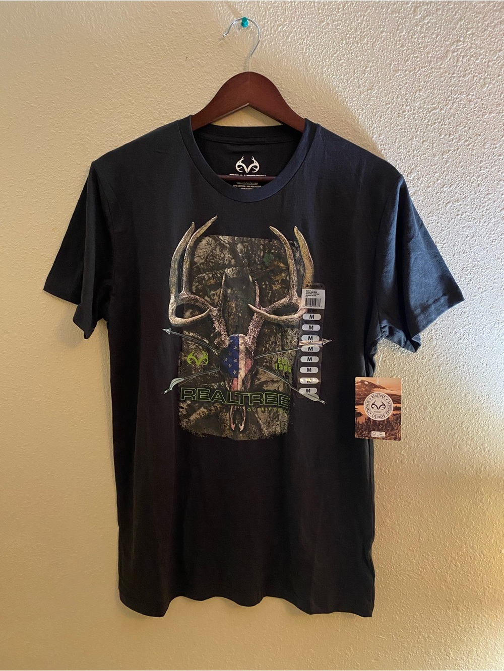 Realtree Men’s Flag Apex SS Graphic Tee Black Size M